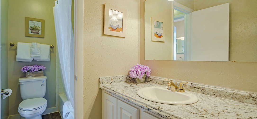 Gleneagle Apartments bathroom